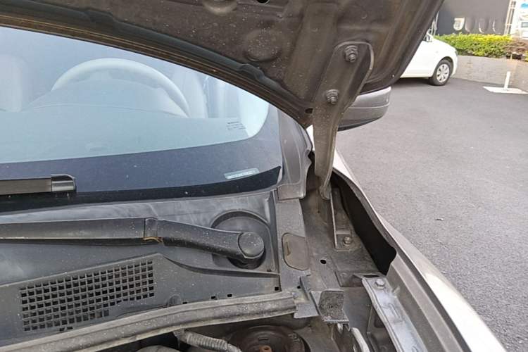 Used Nissan Tiida 2011 1.6L CVT Smart Version Engine Bay Left