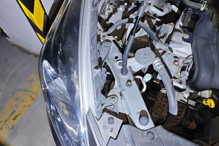 Used Nissan Tiida 2011 1.6L Manual Comfort Edition Engine Bay Right