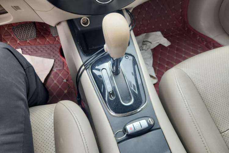 Used Nissan Tiida 2011 1.6L CVT Luxury Edition Gear Lever