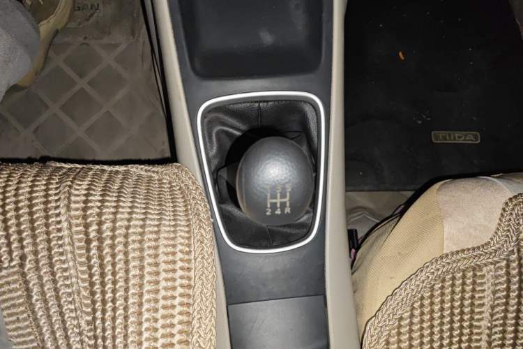 Used Nissan Tiida 2011 1.6L Manual Comfort Edition Gear Lever