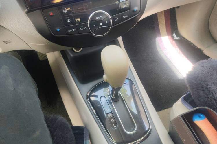 Used Nissan Tiida 2011 1.6L CVT Smart Version Gear Lever
