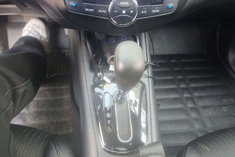 Used Nissan Tiida 2011 1.6L CVT Smart Version Gear Lever