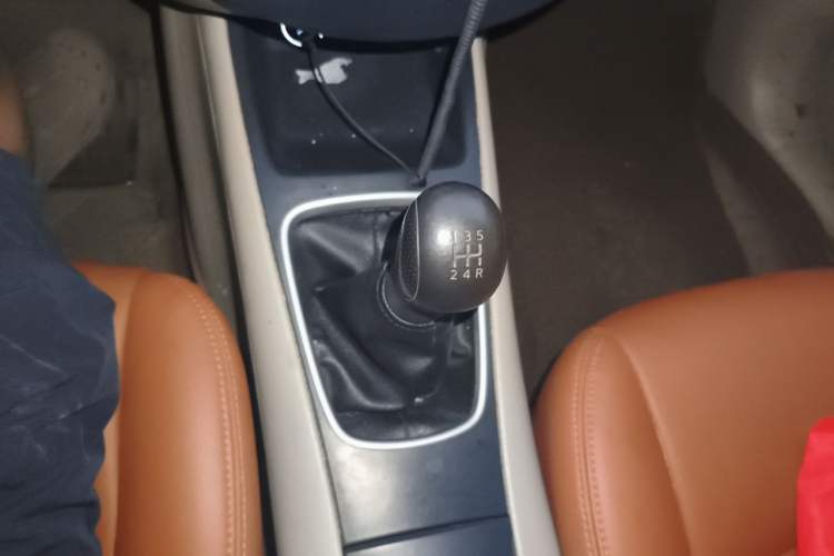 Used Nissan Tiida 2011 1.6L Manual Comfort Edition Gear Lever