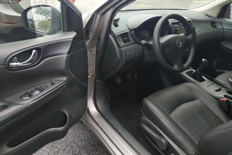 Used Nissan Tiida 2011 1.6L Manual Comfort Edition Interior 3