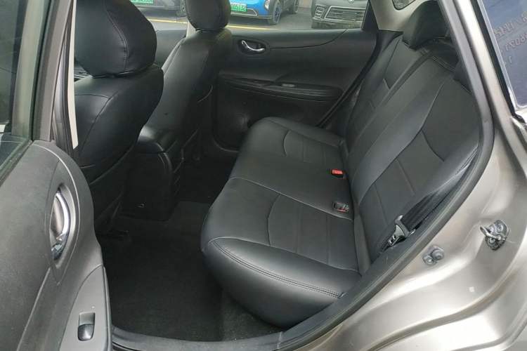 Used Nissan Tiida 2011 1.6L Manual Comfort Edition Interior 4