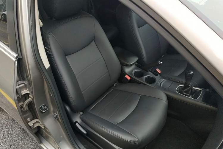 Used Nissan Tiida 2011 1.6L Manual Comfort Edition Interior 5