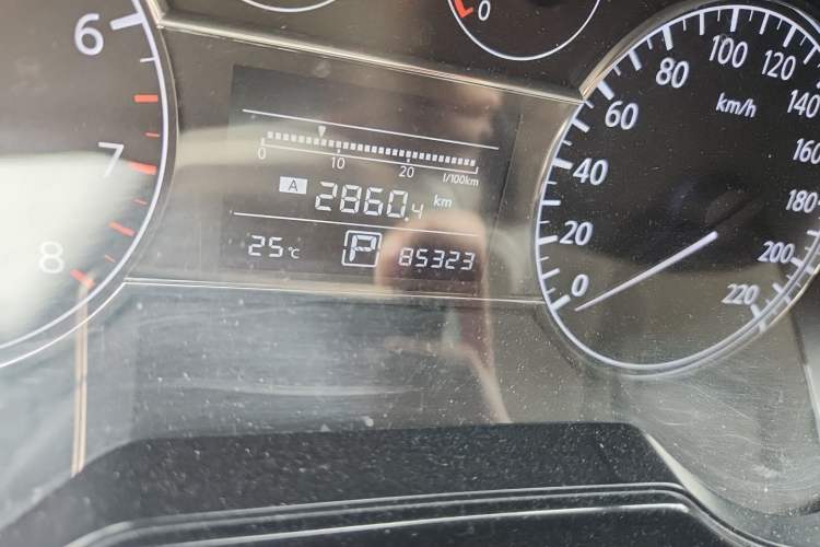 Used Nissan Tiida 2011 1.6L CVT Luxury Edition Odometer Close Up