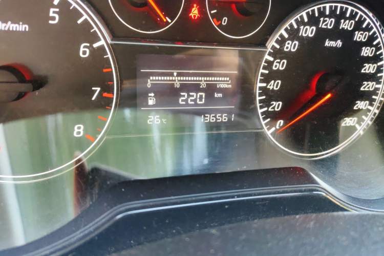 Used Nissan Tiida 2011 1.6T Manual Xuan Dong Edition Odometer Close Up