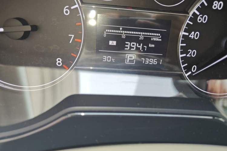 Used Nissan Tiida 2011 1.6L CVT Smart Version Odometer Close Up