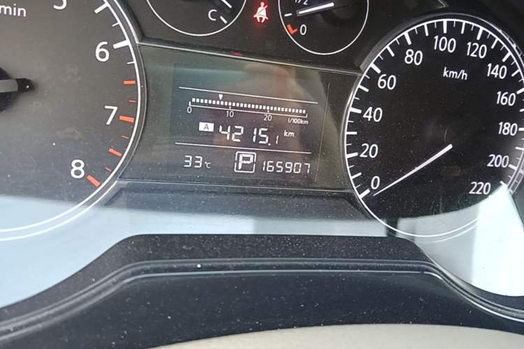 Used Nissan Tiida 2011 1.6L CVT Smart Version Odometer Close Up