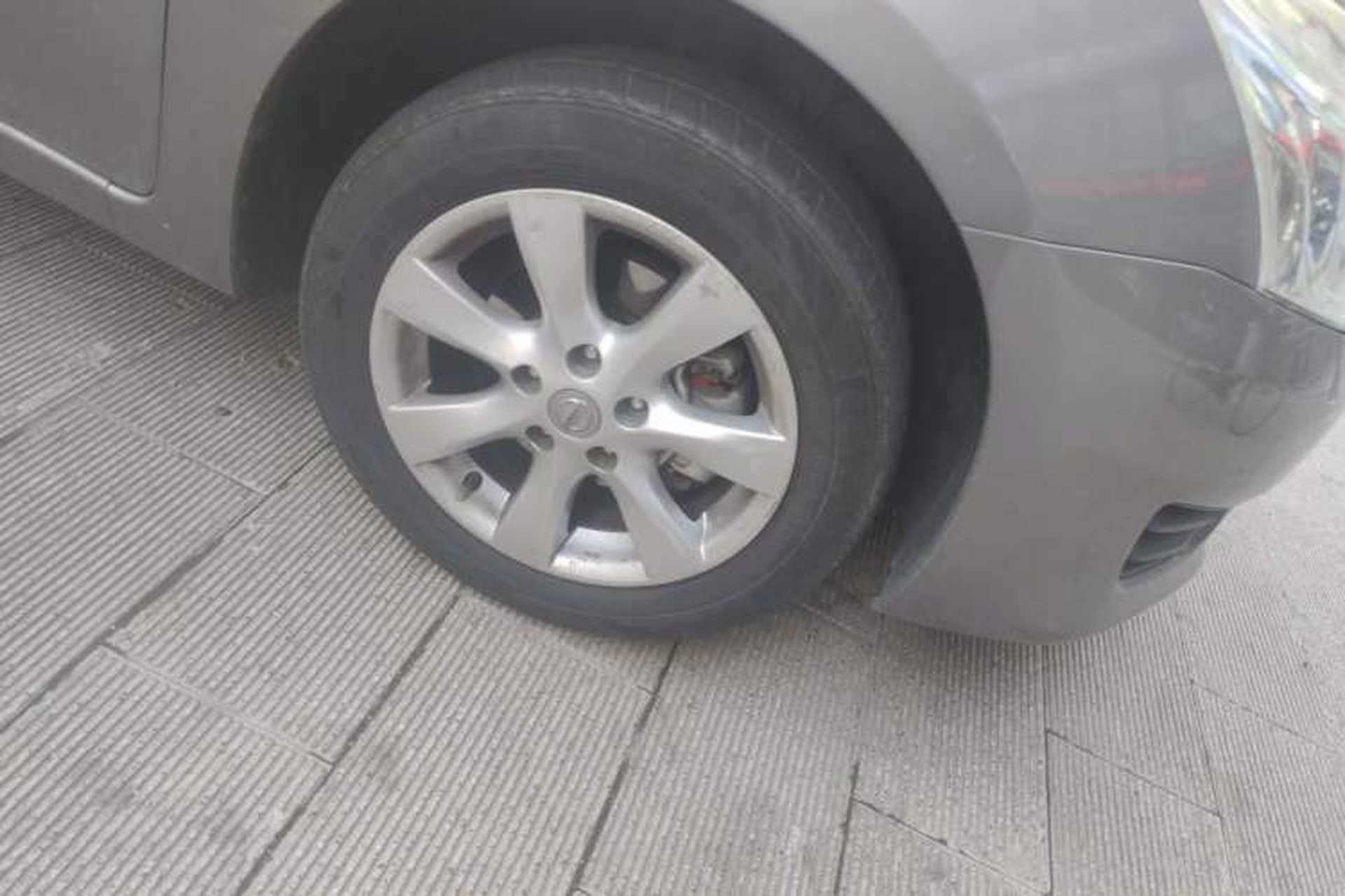 Used Nissan Tiida 2011 1.6L CVT Smart Version Right Front Wheel Hub