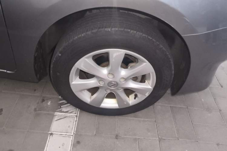 Used Nissan Tiida 2011 1.6L Manual Comfort Edition Right Front Wheel Hub