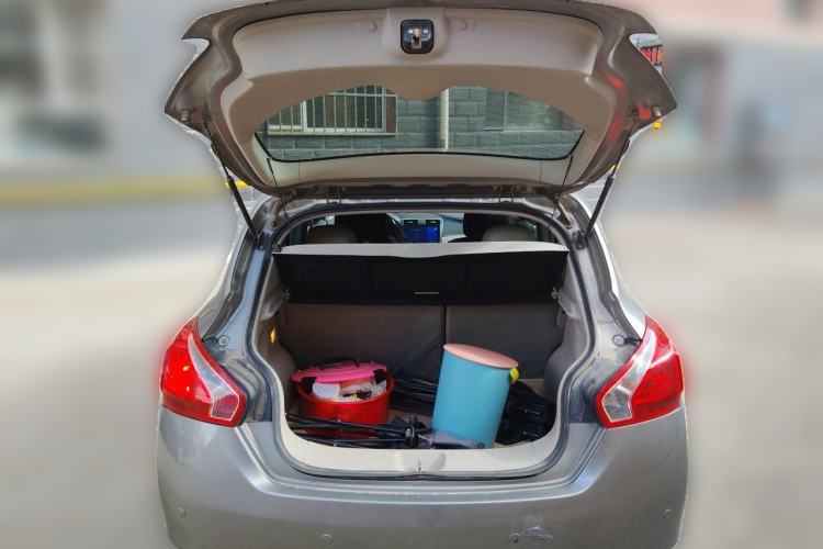 Used Nissan Tiida 2011 1.6L CVT Smart Version Trunk