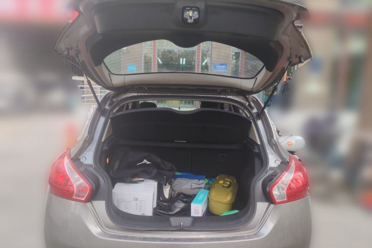 Used Nissan Tiida 2011 1.6L CVT Smart Version Trunk