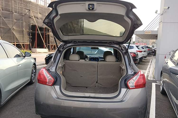Used Nissan Tiida 2011 1.6L CVT Smart Version Trunk