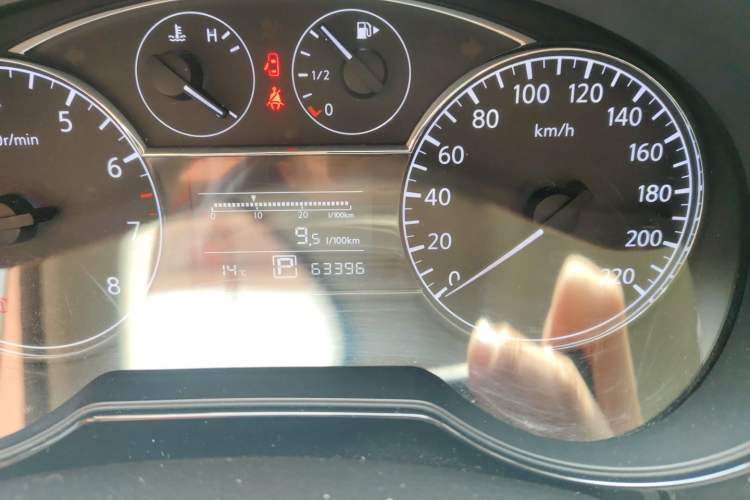 Used Nissan Tiida 2011 1.6L CVT Smart Version Odometer Close Up