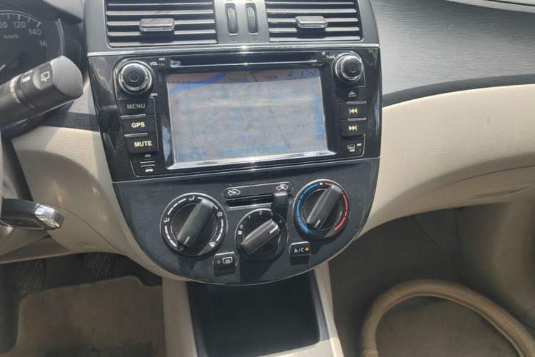 Used Nissan Tiida 2011 1.6L Manual Comfort Edition Audio And AC Panel