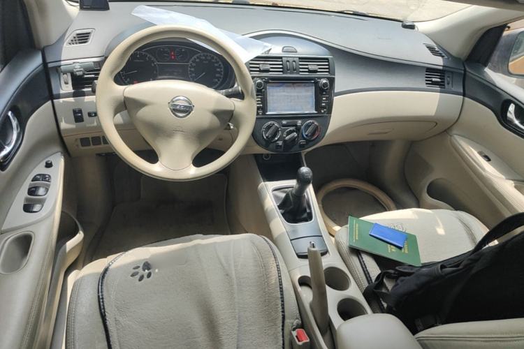 Used Nissan Tiida 2011 1.6L Manual Comfort Edition Center Console