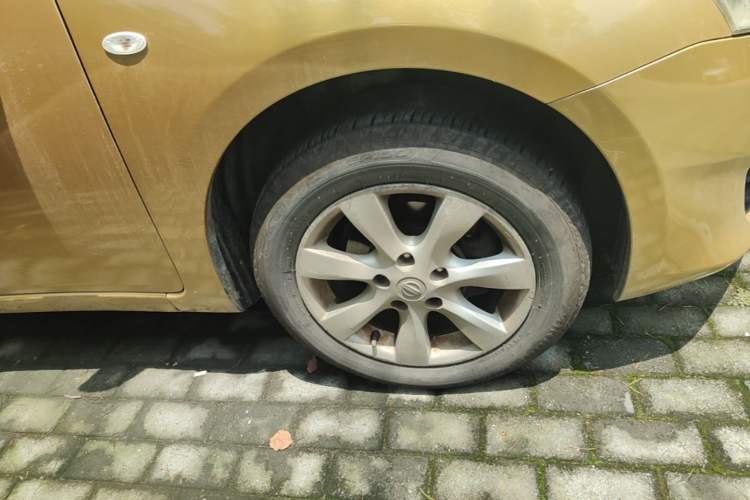 Used Nissan Tiida 2011 1.6L Manual Comfort Edition Right Front Wheel Hub