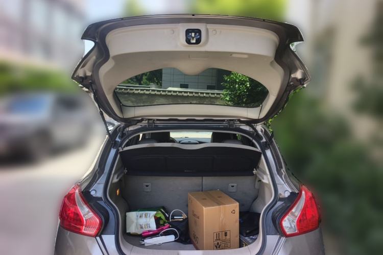 Used Nissan Tiida 2011 1.6L CVT Luxury Edition Trunk