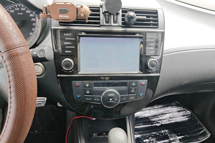 Used Nissan Tiida 2011 1.6T M-CVT Cool Edition Audio And AC Panel