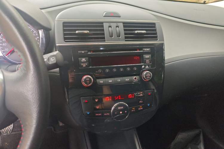Used Nissan Tiida 2011 1.6T Manual Xuan Dong Edition Audio And AC Panel