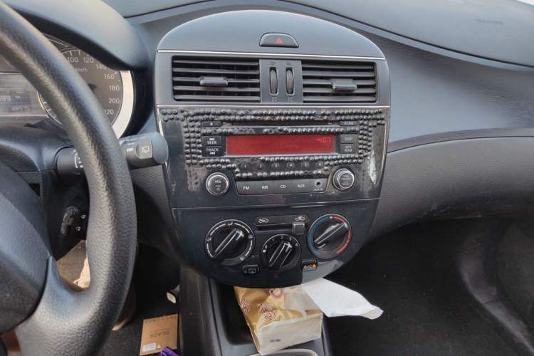 Used Nissan Tiida 2011 1.6L Manual Comfort Edition Audio And AC Panel