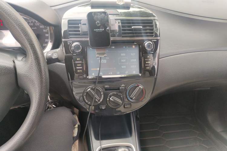 Used Nissan Tiida 2011 1.6L Manual Comfort Edition Audio And AC Panel