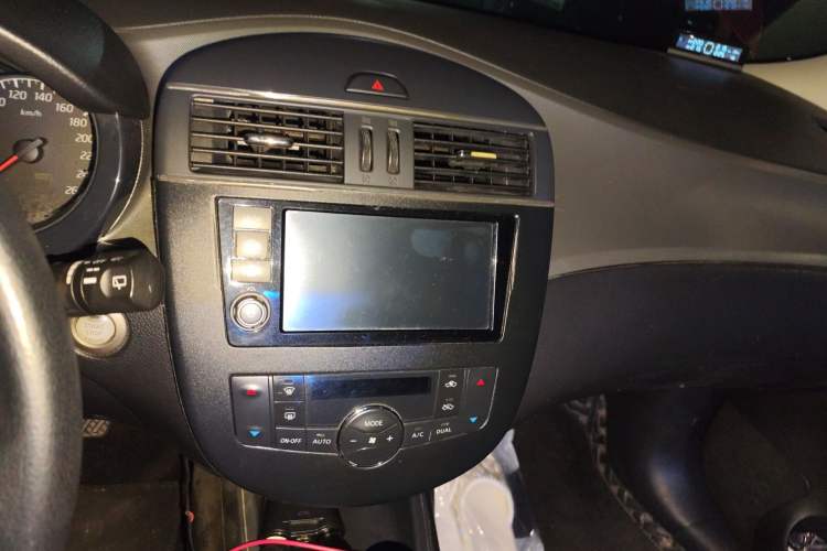 Used Nissan Tiida 2011 1.6T M-CVT Cool Edition Audio And AC Panel