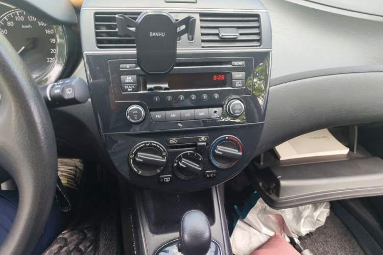 Used Nissan Tiida 2011 1.6L CVT Comfort Model Audio And AC Panel