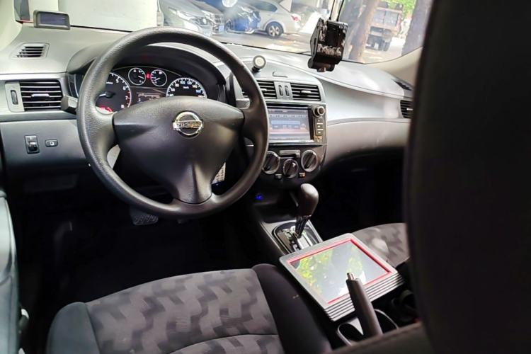Used Nissan Tiida 2011 1.6L CVT Comfort Model Center Console