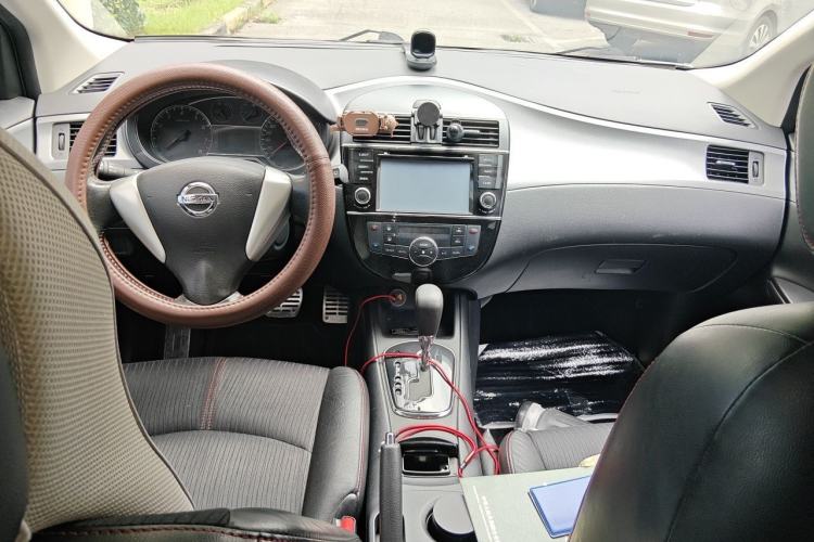 Used Nissan Tiida 2011 1.6T M-CVT Cool Edition Center Console