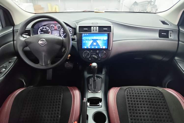 Used Nissan Tiida 2011 1.6L CVT Comfort Model Center Console