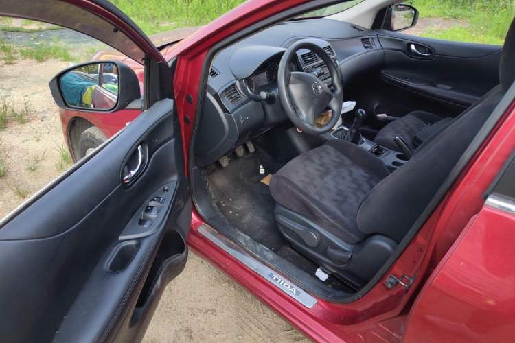 Used Nissan Tiida 2011 1.6L Manual Comfort Edition Driver Seat