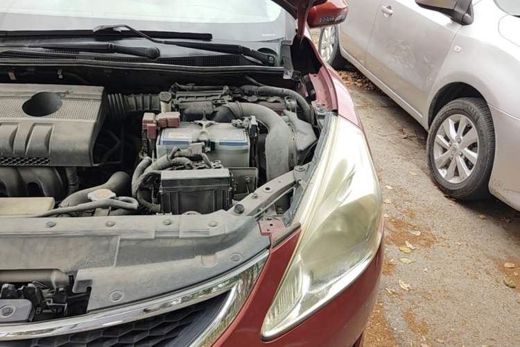 Used Nissan Tiida 2011 1.6L CVT Smart Version Engine Bay Left