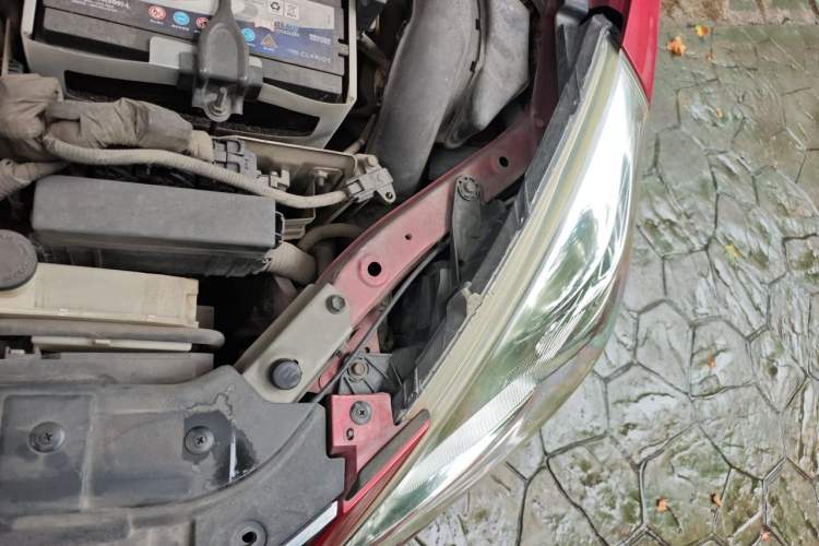 Used Nissan Tiida 2011 1.6T M-CVT Dynamic Edition Engine Bay Left