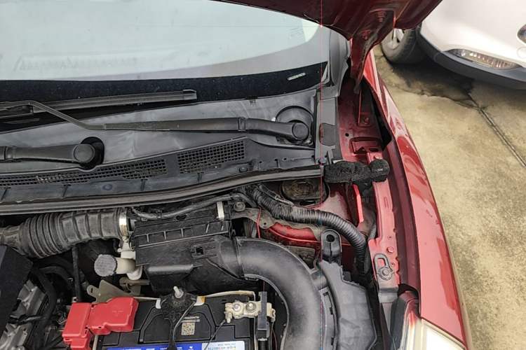 Used Nissan Tiida 2011 1.6L CVT Smart Version Engine Bay Left
