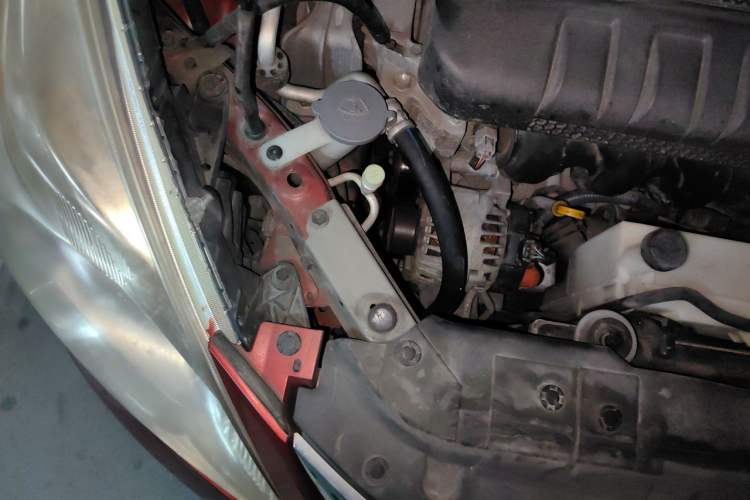 Used Nissan Tiida 2011 1.6L CVT Smart Version Engine Bay Right