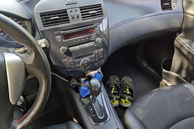 Used Nissan Tiida 2011 1.6L CVT Smart Version Gear Lever