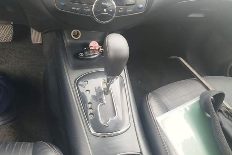 Used Nissan Tiida 2011 1.6T M-CVT Cool Edition Gear Lever