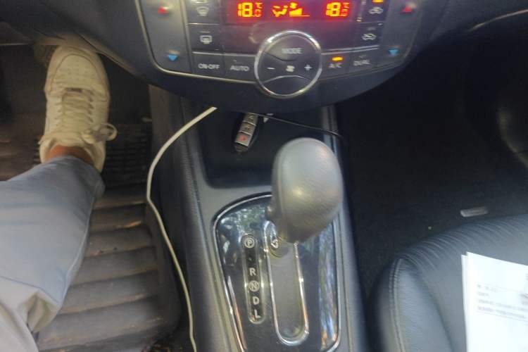 Used Nissan Tiida 2011 1.6L CVT Smart Version Gear Lever