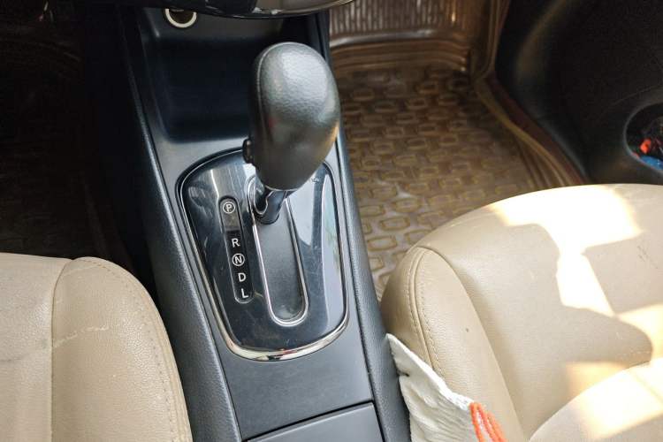 Used Nissan Tiida 2011 1.6L CVT Smart Version Gear Lever