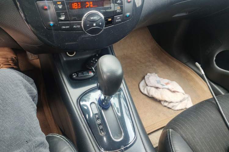 Used Nissan Tiida 2011 1.6L CVT Smart Version Gear Lever