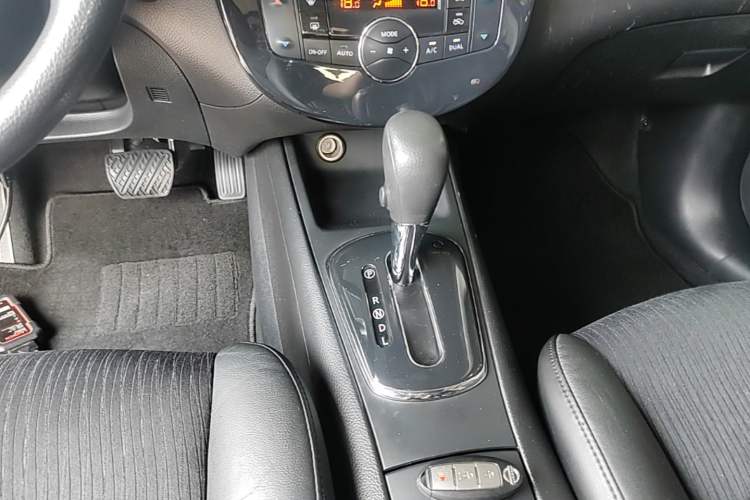 Used Nissan Tiida 2011 1.6L CVT Smart Version Gear Lever