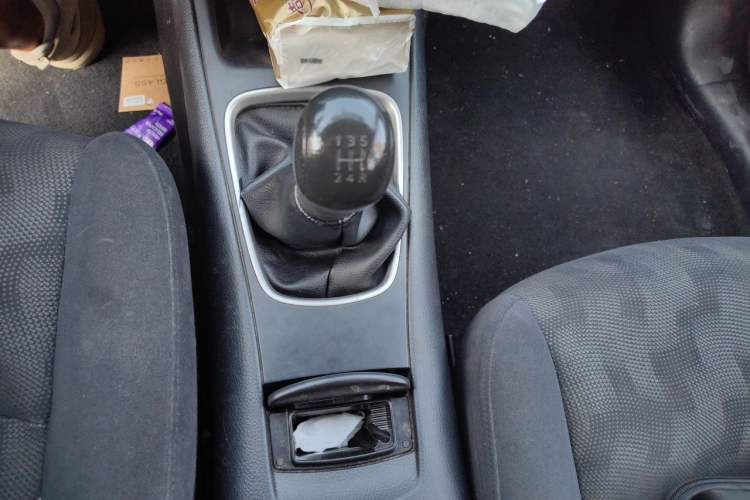 Used Nissan Tiida 2011 1.6L Manual Comfort Edition Gear Lever