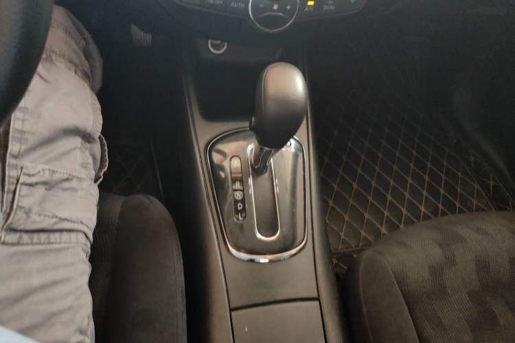 Used Nissan Tiida 2011 1.6L CVT Smart Version Gear Lever