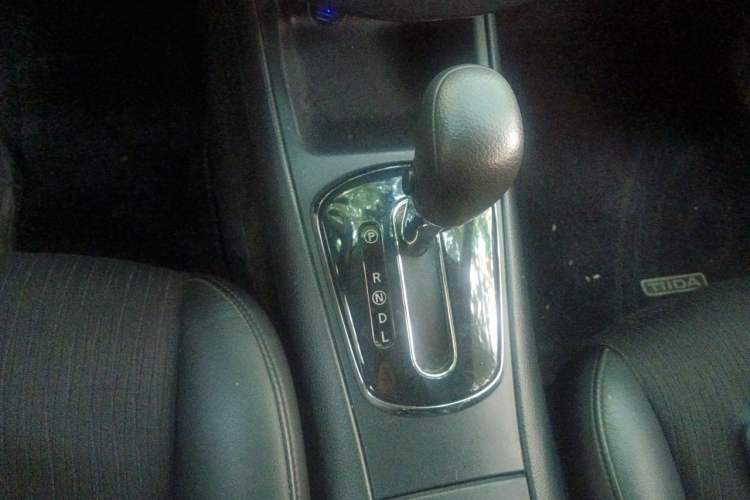 Used Nissan Tiida 2011 1.6L CVT Smart Version Gear Lever