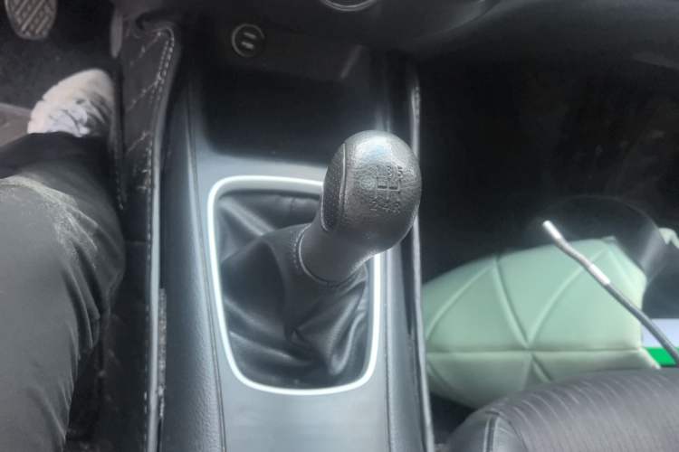 Used Nissan Tiida 2011 1.6L Manual Smart Version Gear Lever