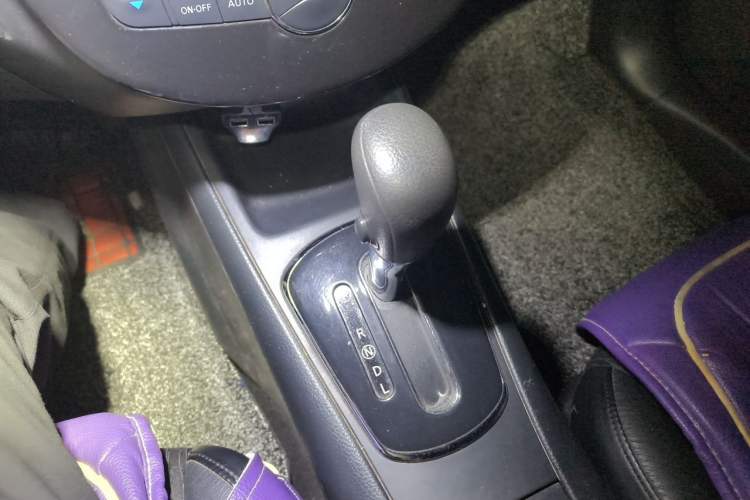 Used Nissan Tiida 2011 1.6L CVT Smart Version Gear Lever