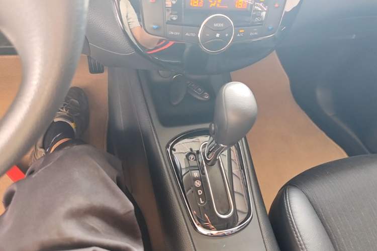 Used Nissan Tiida 2011 1.6L CVT Smart Version Gear Lever